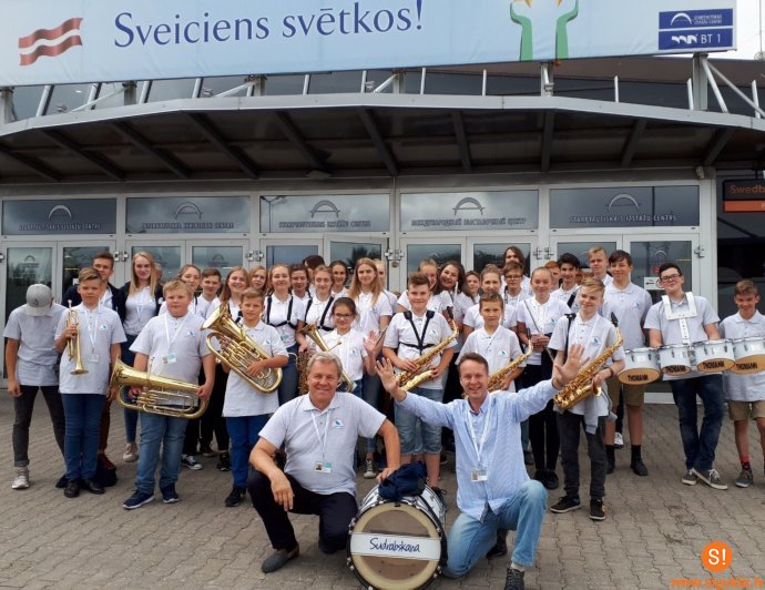 Pūtēju orķestris „Sudrabskaņa” saņem diplomu novadu skatē