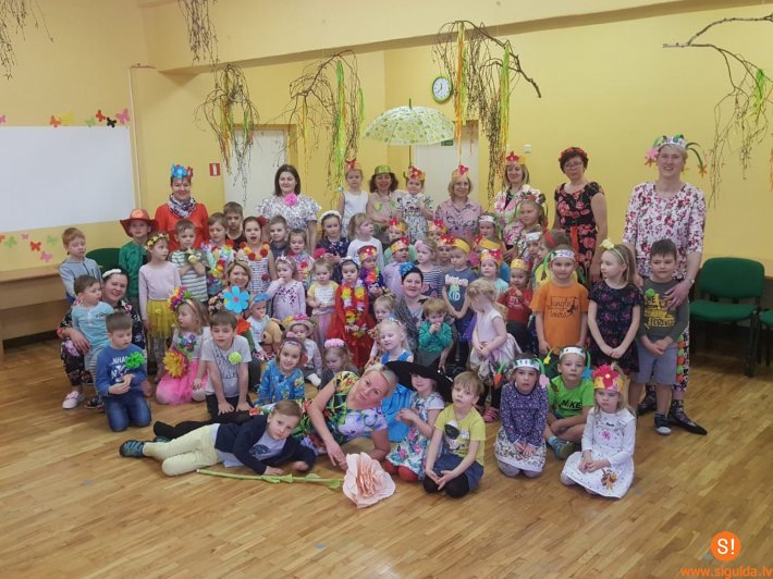 Allažu pirmsskolas izglītības grupās aizvadīts Pavasara puķu karnevāls