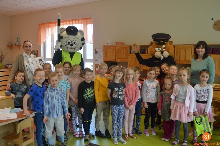 Bērnudārza „Pasaciņa” audzēkņiem stāsta par drošību uz ceļa