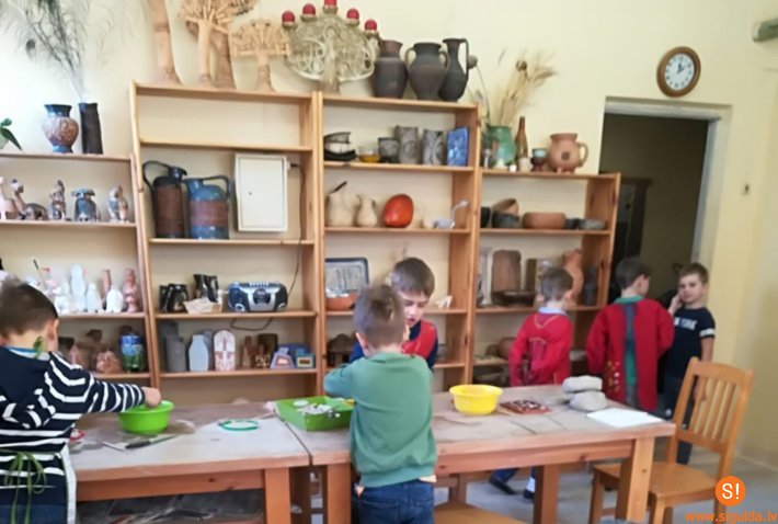 Allažu pirmsskolas izglītības grupu bērni Mālpilī satiek savu māla meistaru