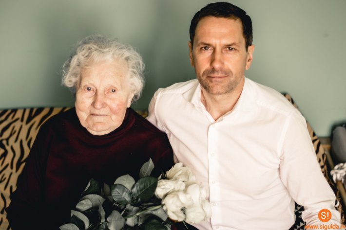 Pašvaldības domes priekšsēdētājs sveic novadnieci 100.dzimšanas dienā