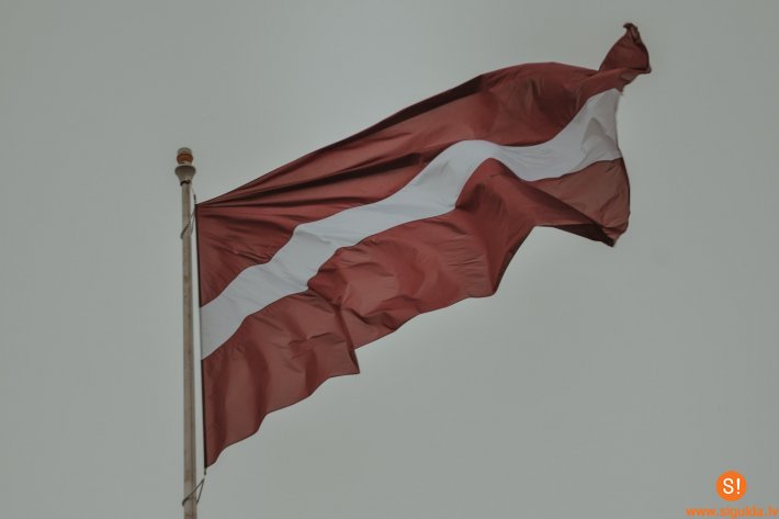 Informācija par monumentālo Latvijas karogu virs bobsleja un kamaniņu trases