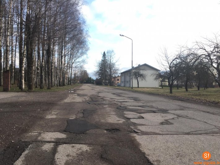 Sāksies asfaltseguma atjaunošanas darbi Institūta un Mores ielā