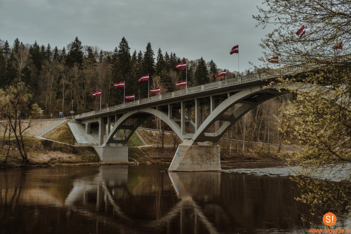 Siguldā uz tilta pār Gauju arī šogad plīvo Latvijas karogi
