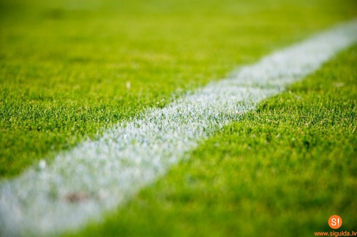 Depo ielas futbola laukumā tiek veikta zālāja atjaunošana