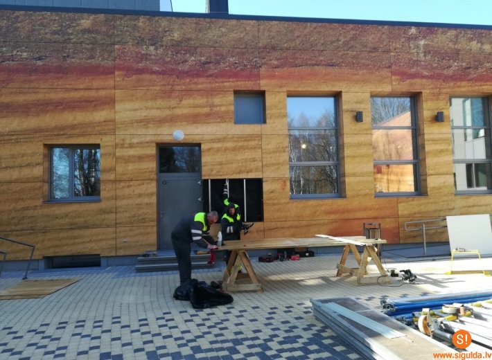 Tiks veikta neatbilstošo kultūras centra „Siguldas devons” fasādes plākšņu nomaiņa