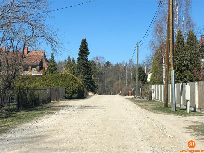 Pabeigta ielu un apdzīvoto vietu lauku ceļu apstrāde ar pretputekļu absorbentu