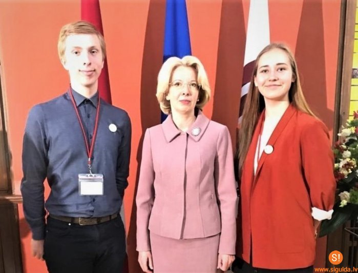 Siguldas Valsts ģimnāzijas audzēkņi piedalās 9. Jauniešu Saeimas darbā