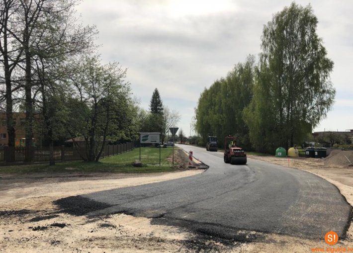 Notiek asfaltseguma virskārtas nomaiņa Mores un Institūta ielā