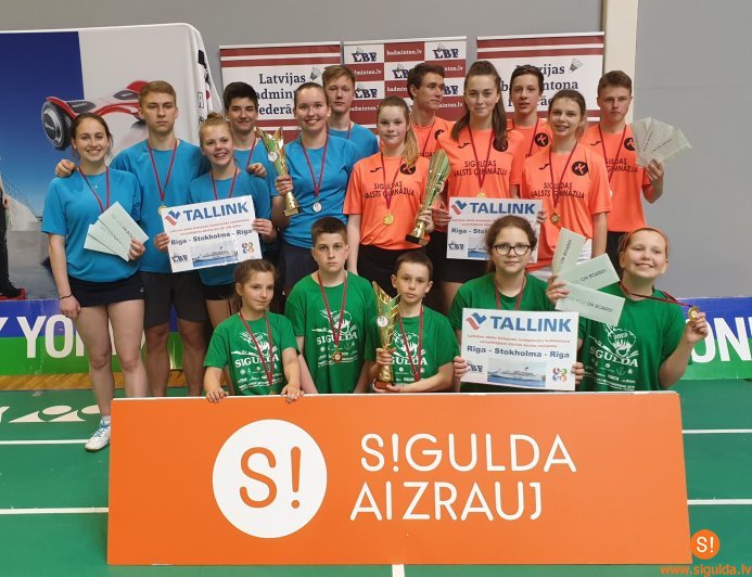 Novada skolu badmintona komandas triumfē komandu čempionātā