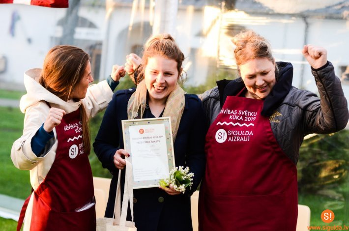 Siguldā svinīgās noskaņās aizvadīti Baltā galdauta svētki
