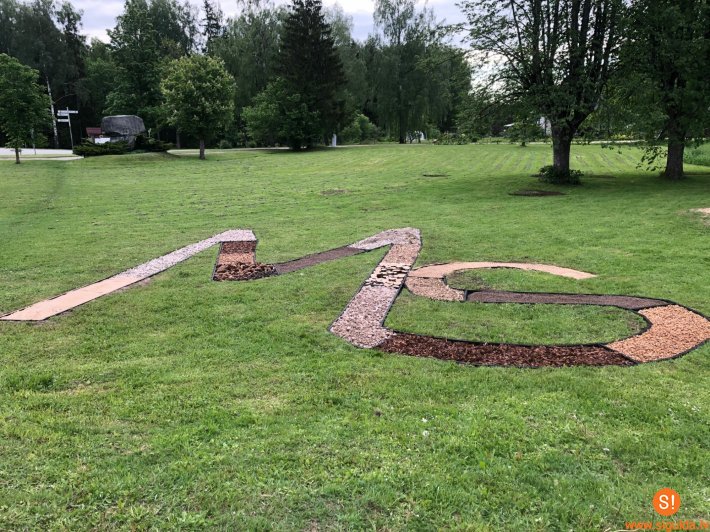 Mores pamatskolas teritorijā izveidota Sajūtu taka