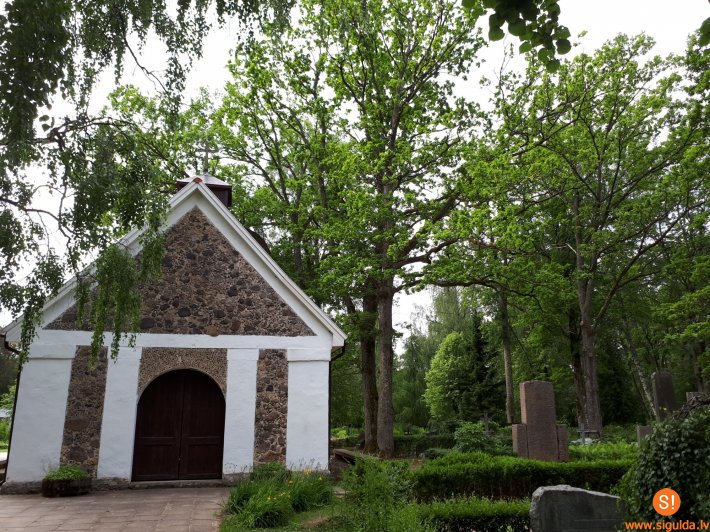 Augustā tiek veikta koku vainagu veidošana novada kapsētās