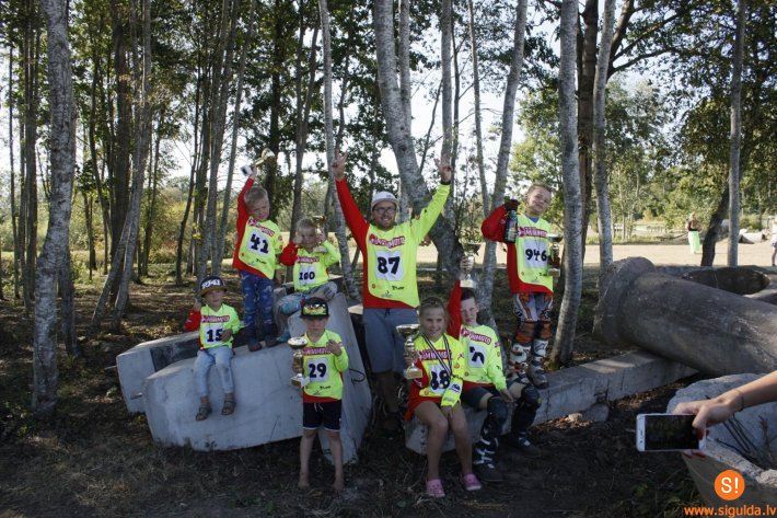 Siguldas jaunie moto triālisti piedalās sacensībās Grobiņā