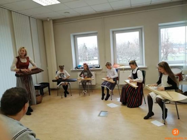 Biedrībā “Cerību spārni” uzstājās folkloras pulciņš “Kokles”