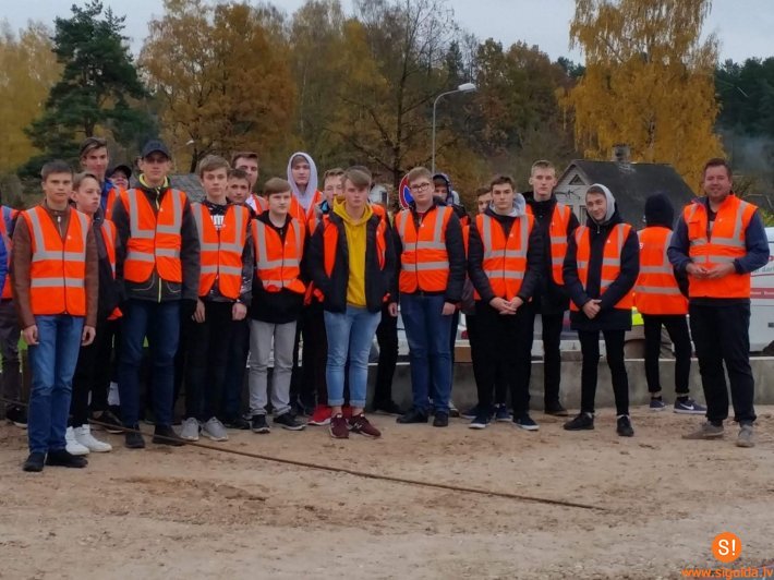 Skolēni iepazīst ceļu būvnieka un būvdarbu vadītāja profesiju