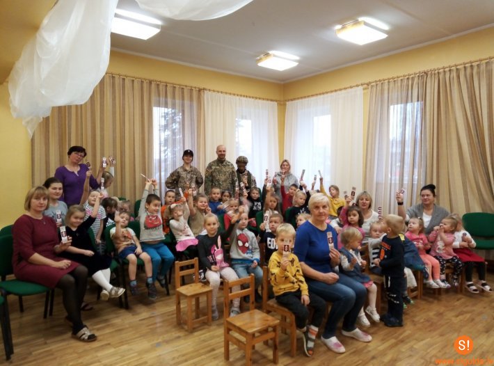 Allažu pamatskolā viesojas jaunsargi