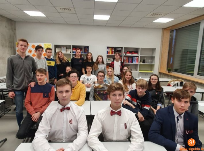 Siguldas Valsts ģimnāzijas skolēni atzīmē Lāčplēša dienu