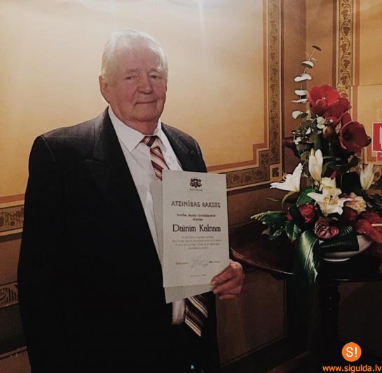 Siguldas Opermūzikas svētku dibinātājs Dainis Kalns saņem Kultūras ministrijas Atzinības rakstu
