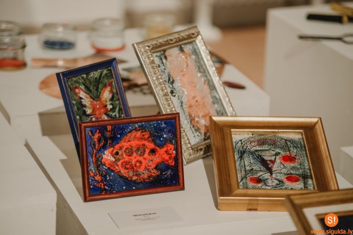 “Siguldas devonā” skatāma Dinas Dubiņas personālizstāde “Prieks”