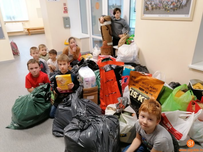 Allažu pamatskolas skolēni sniedz atbalstu dzīvnieku patversmei “Ulubele”