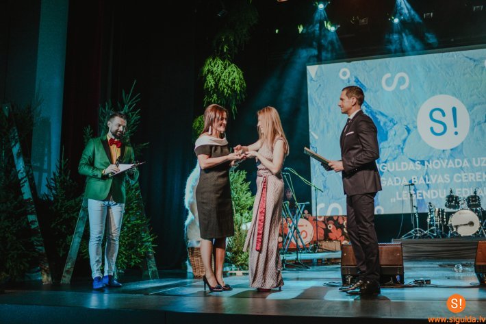 Piektdien godinās “Uzņēmēju gada balvas” laureātus; ballīti krāšņos grupa “Dziļi violets”