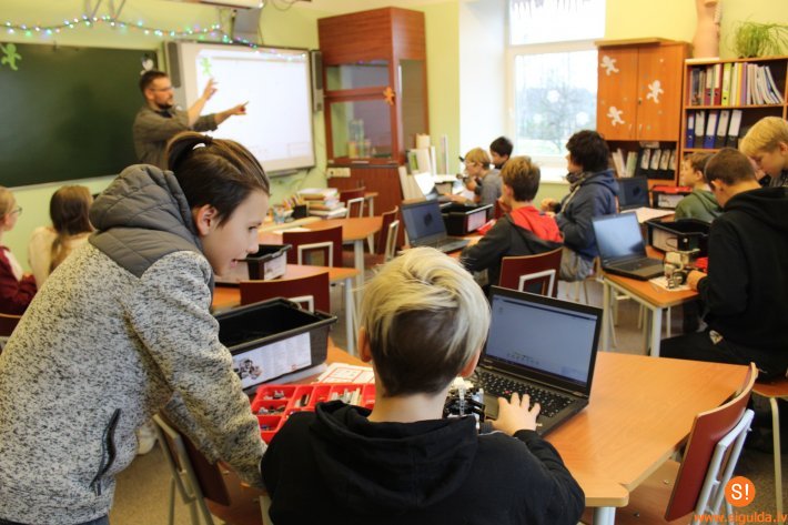 Mores pamatskolā skolēni apgūst datoriku