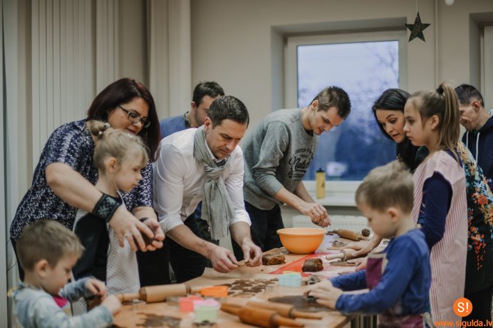 “Cerību spārnu” bērni un jaunieši gatavo piparkūkas novada senioriem