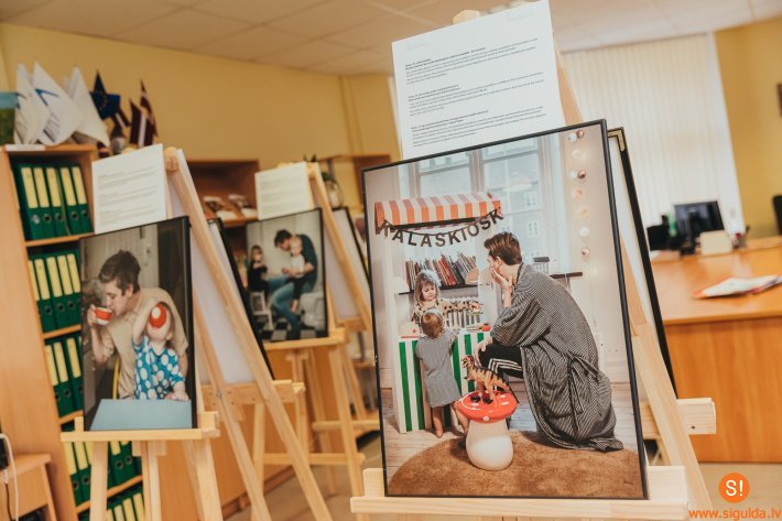 Siguldas novada bibliotēkā atklāta izstāde “Tētis Zviedrijā – Tētis Latvijā”
