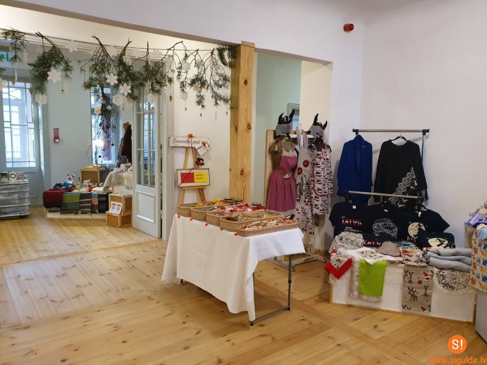 Pils kvartālā notiek “Radīts S!guldā” Ziemassvētku tirdziņš