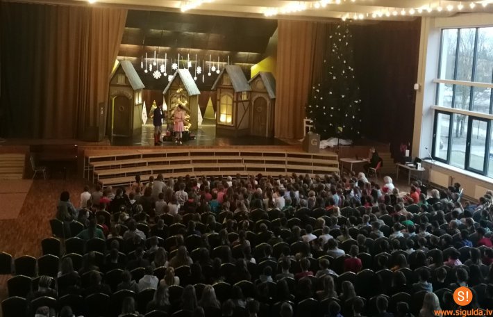 Siguldas 1. pamatskolas skolēni vēro izrādi “Grinča Ziemassvētki”