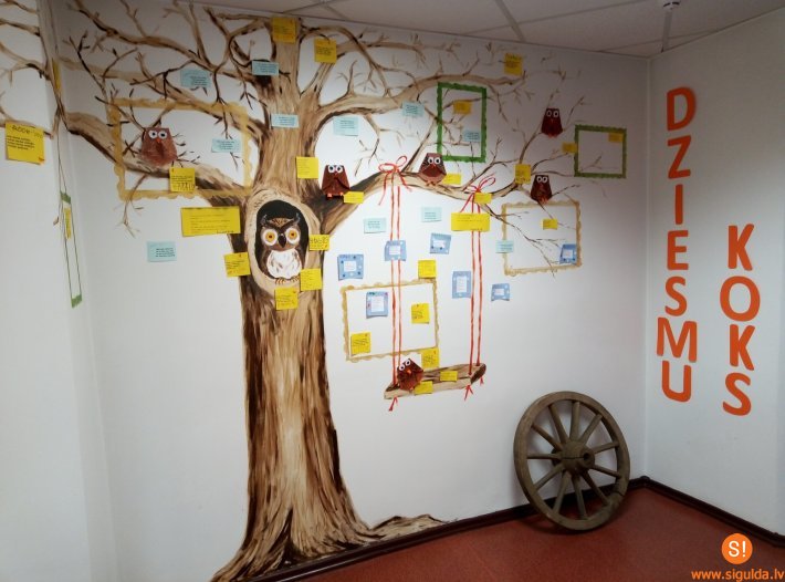 Allažu pirmsskolas izglītības grupu audzēkņi veido “Tautasdziesmu koku”