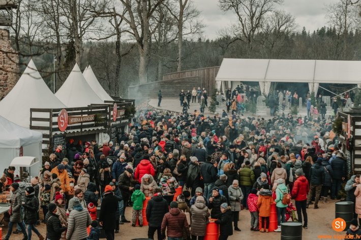 “Ziemas garšu svinēšana” Siguldas pilsdrupās pulcē aptuveni 5000 apmeklētāju