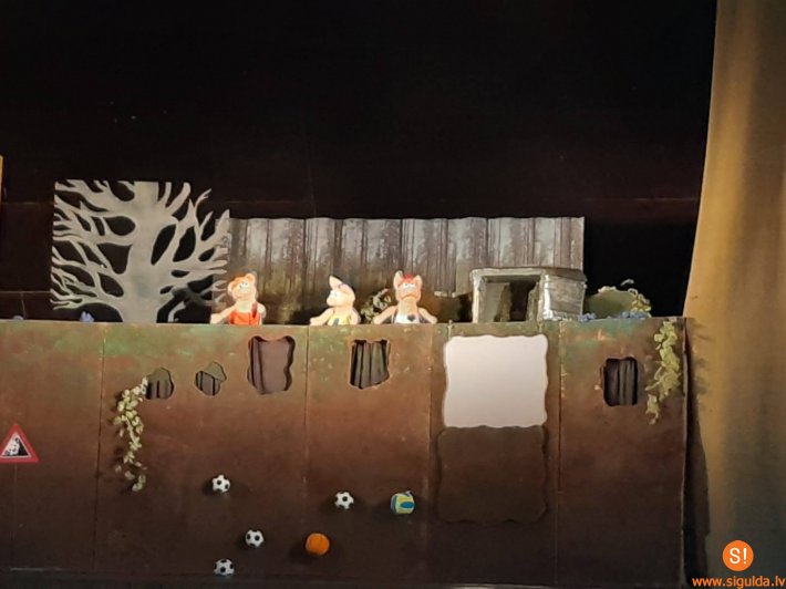 Pie Siguldas 1. pamatskolas skolēniem viesojās Liepājas Leļļu teātris