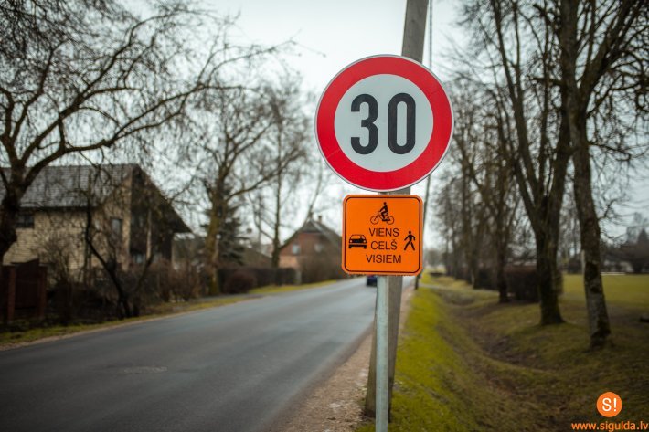 Uzsāk 30 km/h ceļa zīmes izvietošanu; mainīta satiksmes organizācija kravas transportam