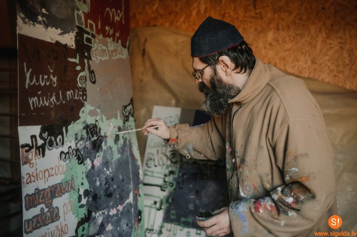 “Siguldas devons” viesojas gleznotāja Jāņa Purcena darbnīcā