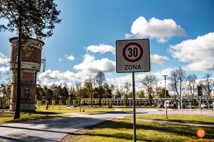 Siguldas centrā drīzumā plānots ieviest automašīnu ātruma ierobežojošu zonu 30 km/h