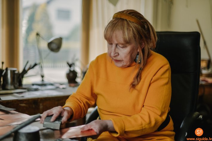 “Siguldas devons” viesojas mākslinieces Dinas Dubiņas darbnīcā