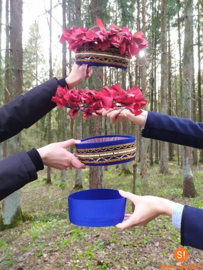 Jauniešu deju kolektīva “Vizbulīte” meitenes darina vainagus tautastērpam