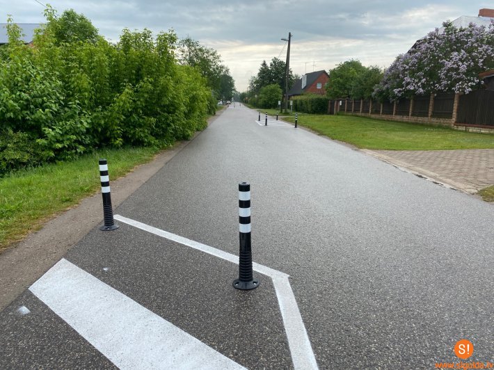 Rožu ielā izveidoti satiksmes mierināšanas elementi drošākai satiksmes organizācijai