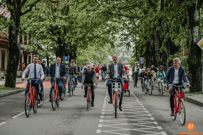 Siguldā atklāta pirmā velo iela Latvijā; pilsētā ievieš satiksmes mierināšanas risinājumus