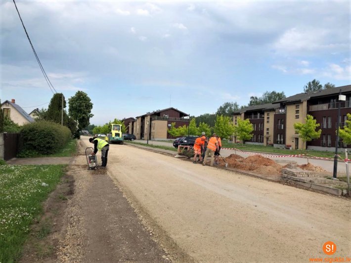 Turpinās ielu un ceļu remontdarbi; uzsākta ielu apstrāde ar dubultās virsmas tehnoloģiju