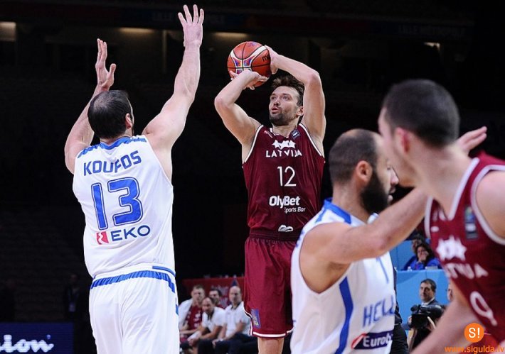 Raiņa parkā atvērto basketbola treniņu vadīs Kristaps Janičenoks