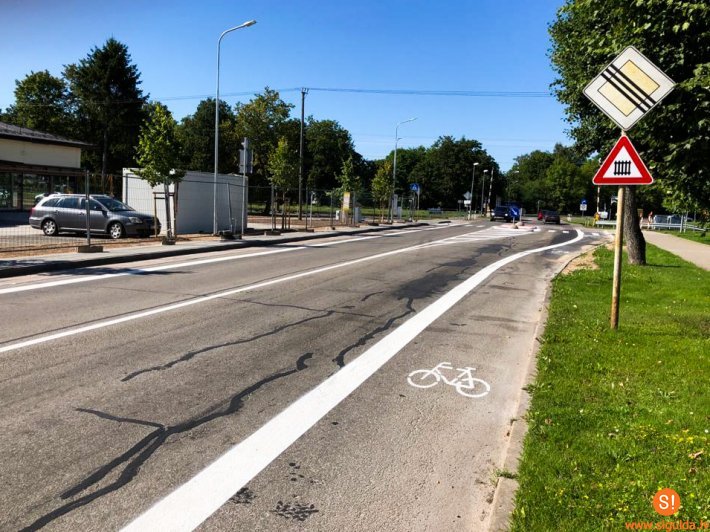 Rīgas ielā turpinās velo joslas horizontālā marķējuma izveide