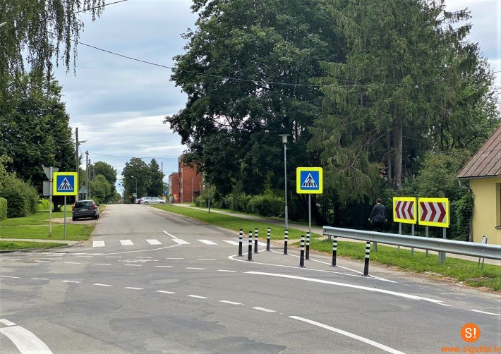 Turpinās velo joslas horizontālā marķējuma izveide Rīgas un Pulkveža Brieža ielā