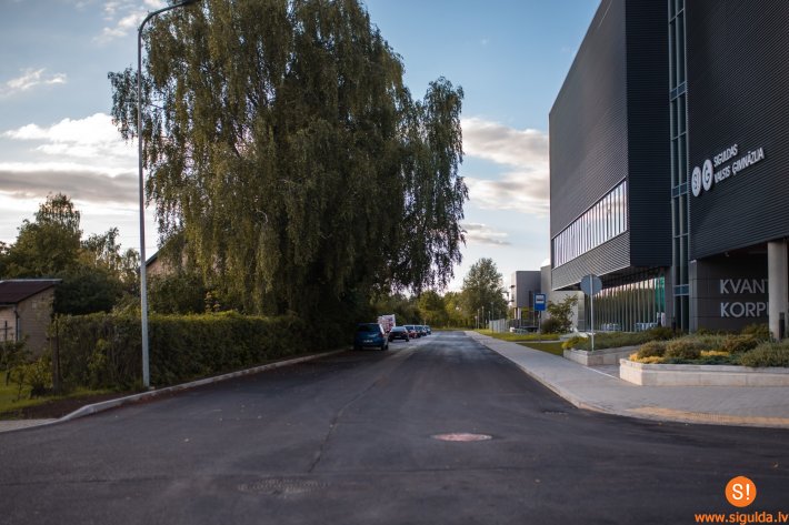 Šonedēļ uzklās stāvvietu horizontālo marķējumu Jēkaba Dubura ielā; autovadītājus aicina nenovietot mašīnas