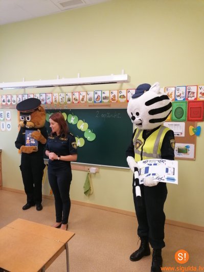 Valsts policijas pārstāvji stāsta par drošību Allažu pamatskolā