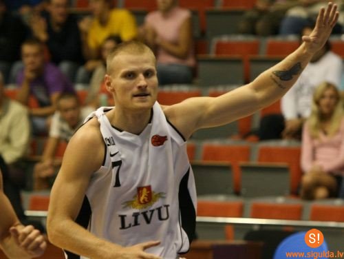 Siguldas Sporta centrā basketbola treniņu vadīs Renārs Zeltiņš