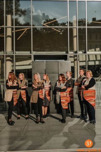 Kultūras centra “Siguldas devons” kolektīvam darināti videi draudzīgi tērpi