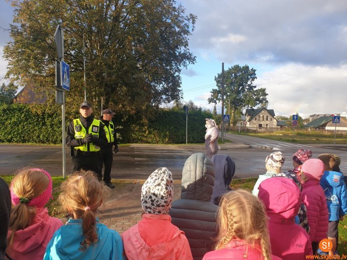 Siguldas pilsētas vidusskolas 1. klašu skolēni piedalās Drošības dienā